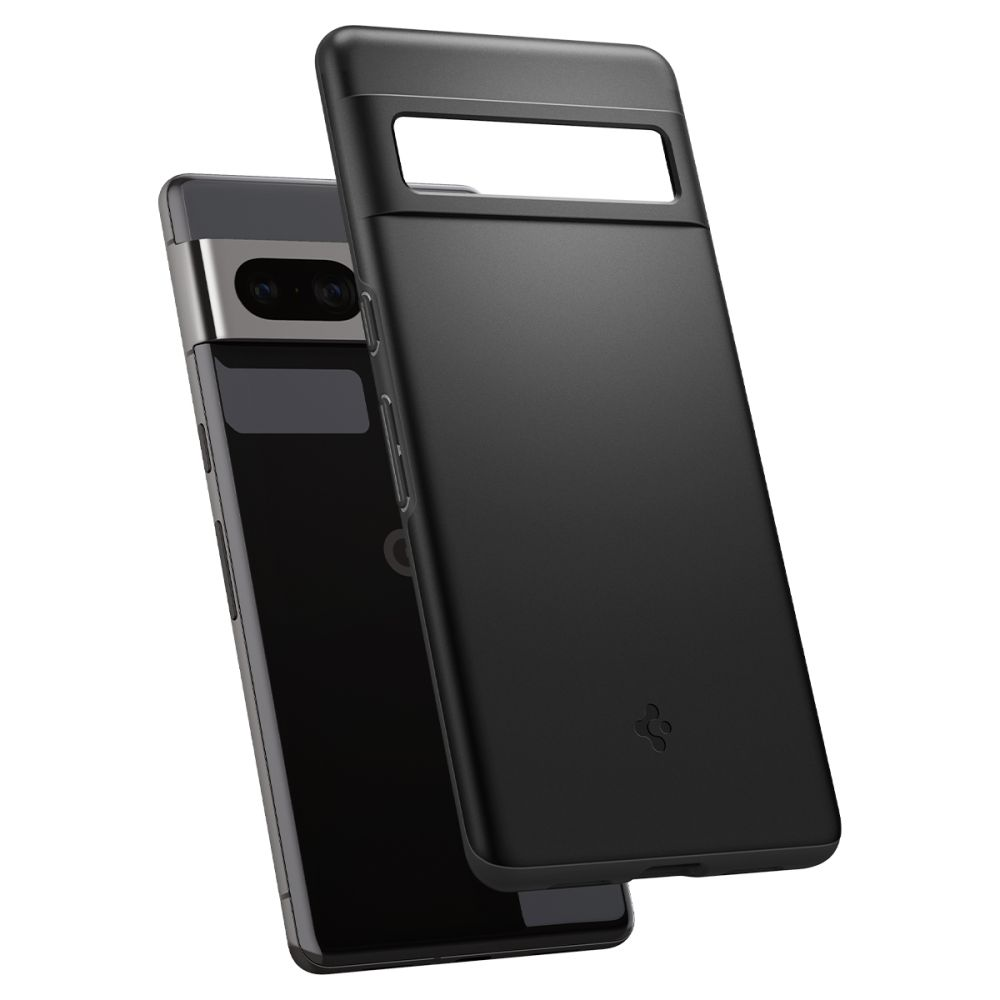 Un telefono nero con una custodia protettiva nera accanto.