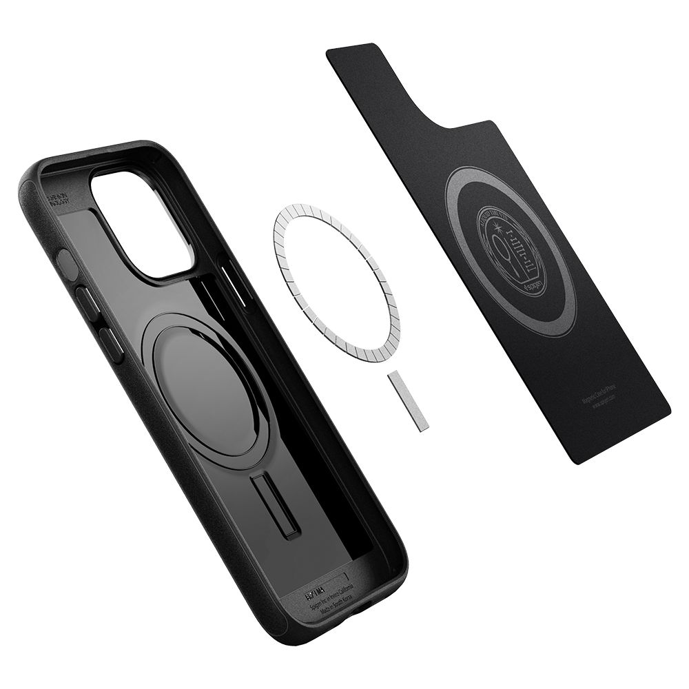 Custodia nera per telefono con anello magnetico e piastra di ricarica su sfondo bianco.