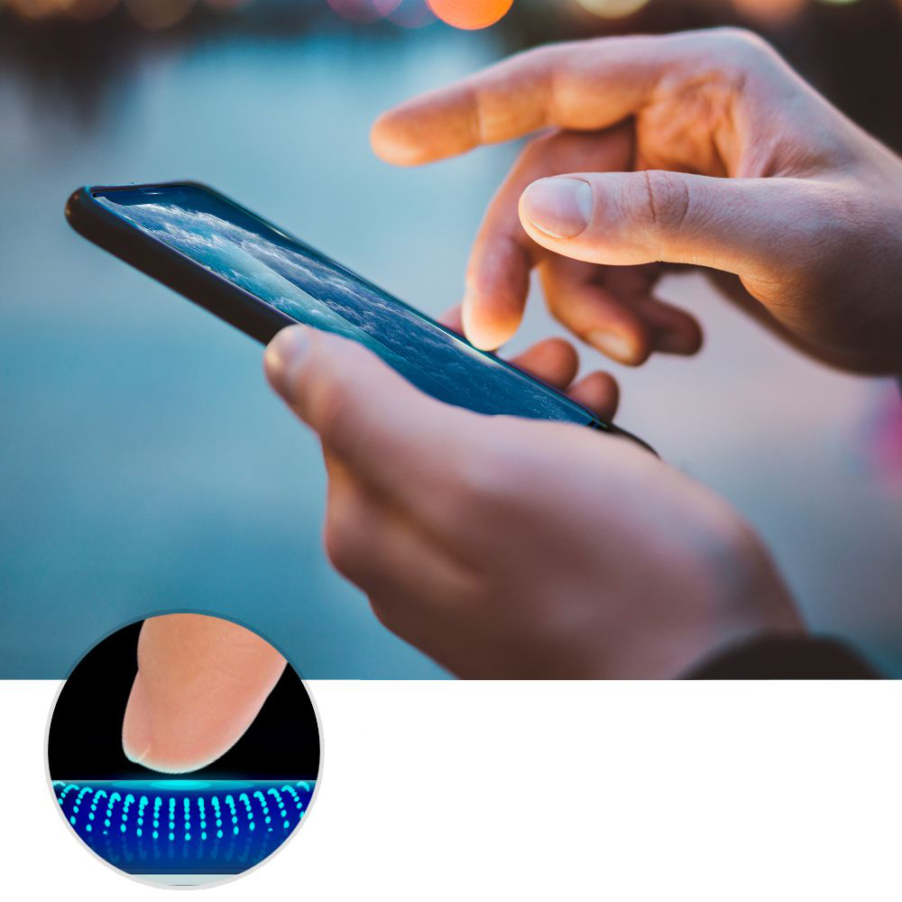 Mani che digitano su uno smartphone, con primo piano di un dito che tocca punti blu.