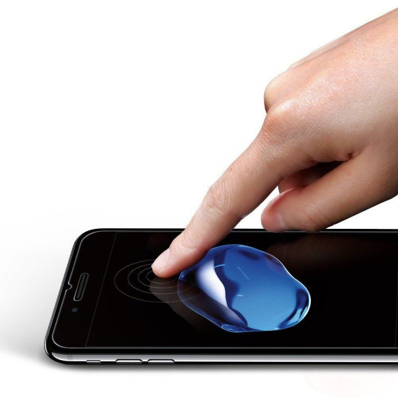 Un dito tocca lo schermo di uno smartphone con una grande goccia d'acqua blu.
