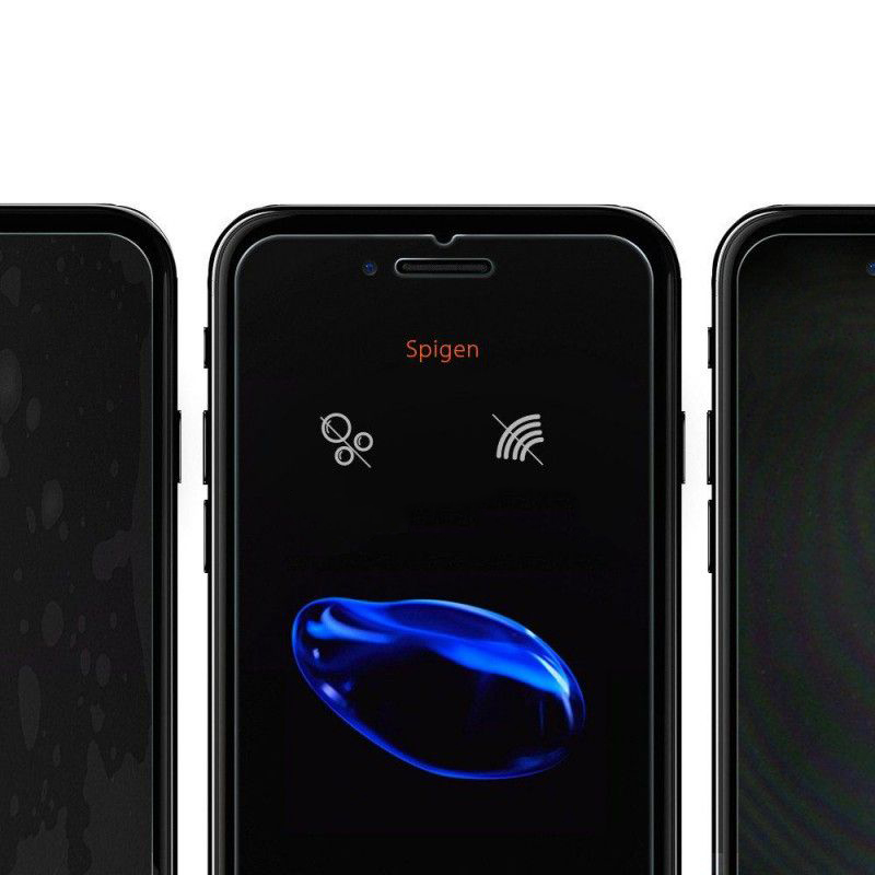 Tre smartphone uno accanto all'altro. Quello centrale mostra il logo Spigen e un oggetto lucido blu.