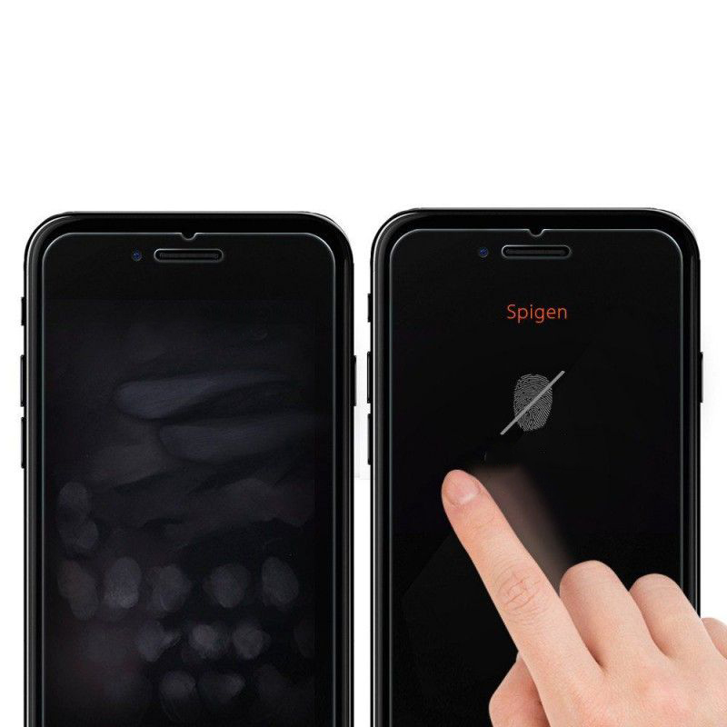 Due smartphone uno accanto all'altro. Uno mostra impronte digitali, l'altro un prompt di scansione impronte.
