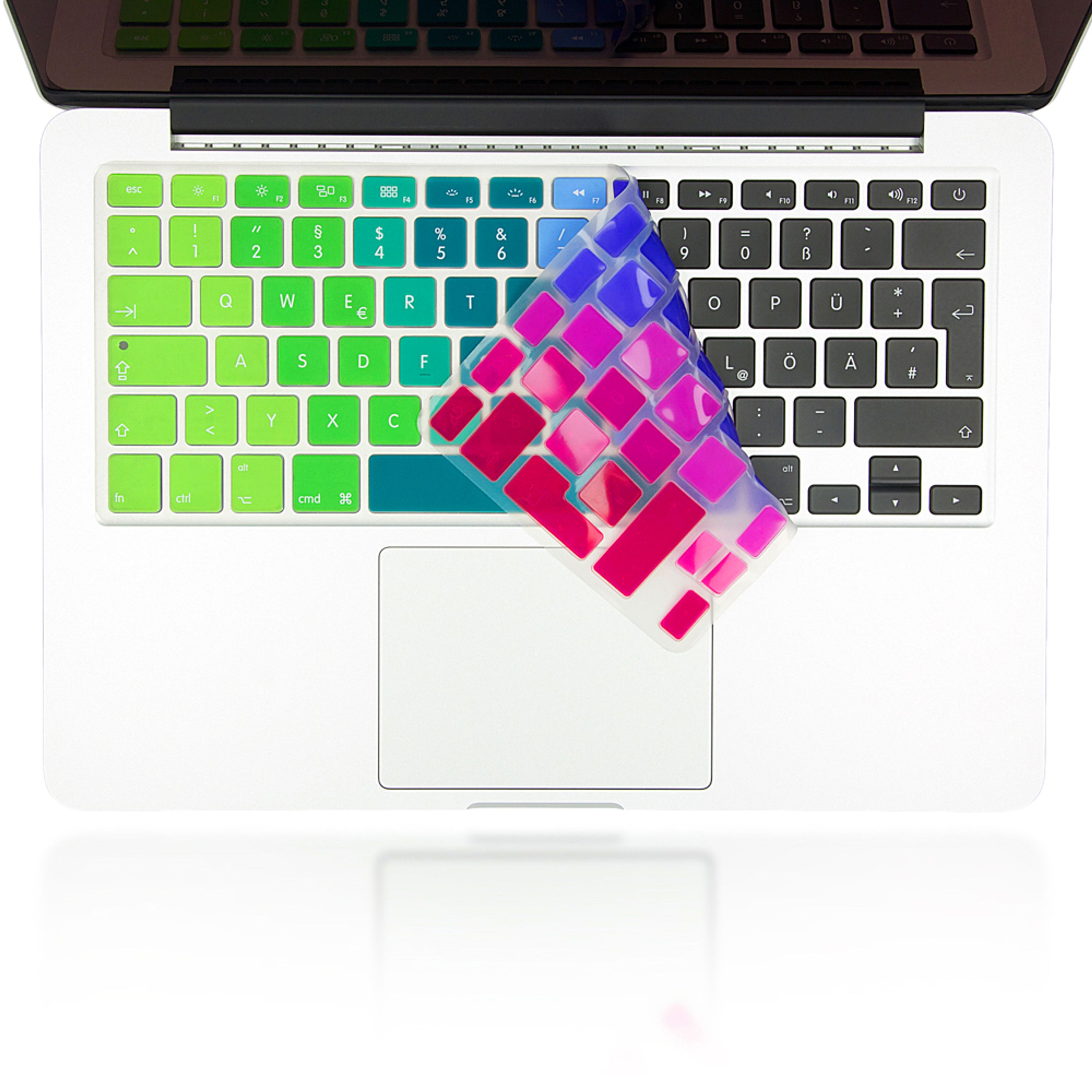 Ein weißes Laptop mit einer bunten Tastaturabdeckung.