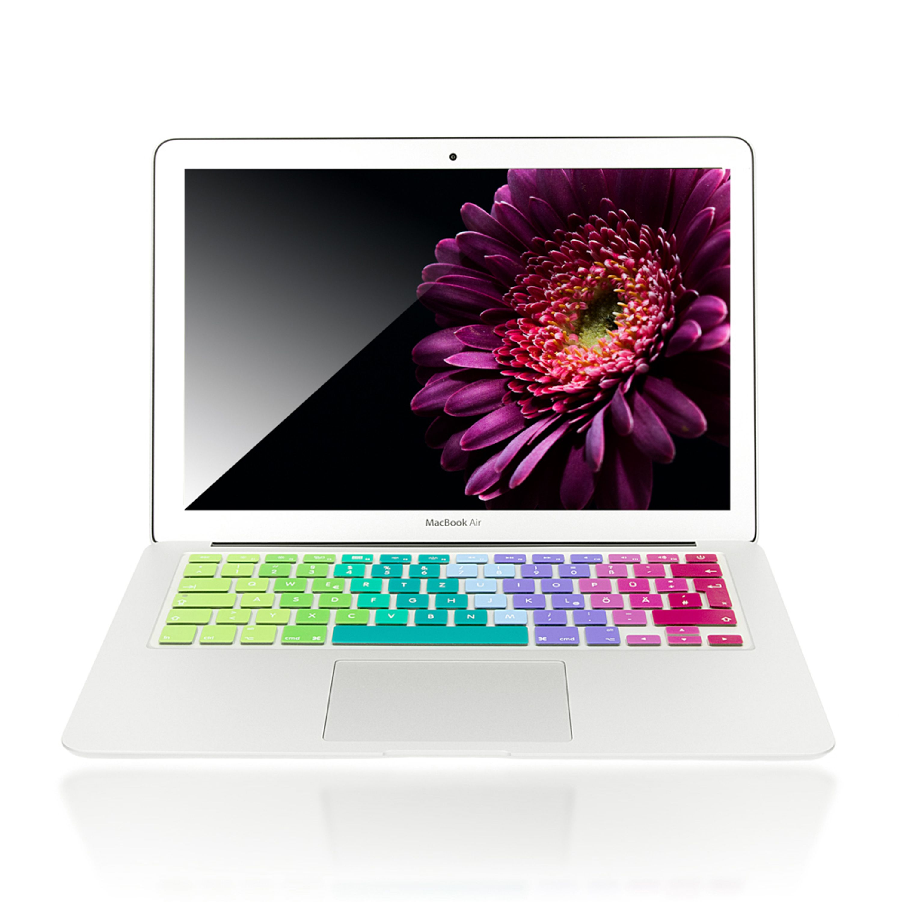 Ein offenes MacBook Air mit einer lila Blume auf dem Bildschirm und bunten Tastenkappen.