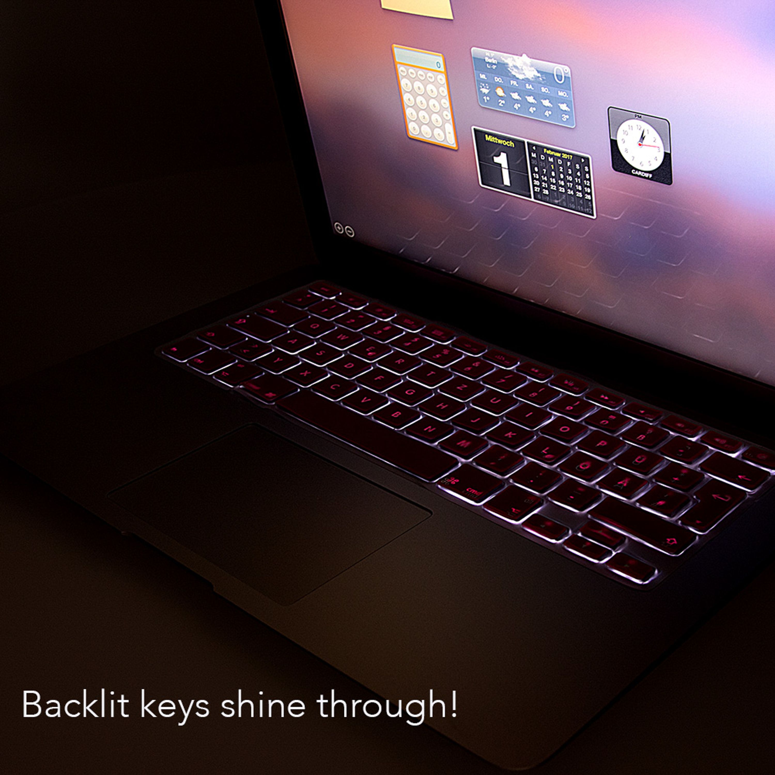 Ein Laptop mit beleuchteter Tastatur und Widgets auf dem Bildschirm.