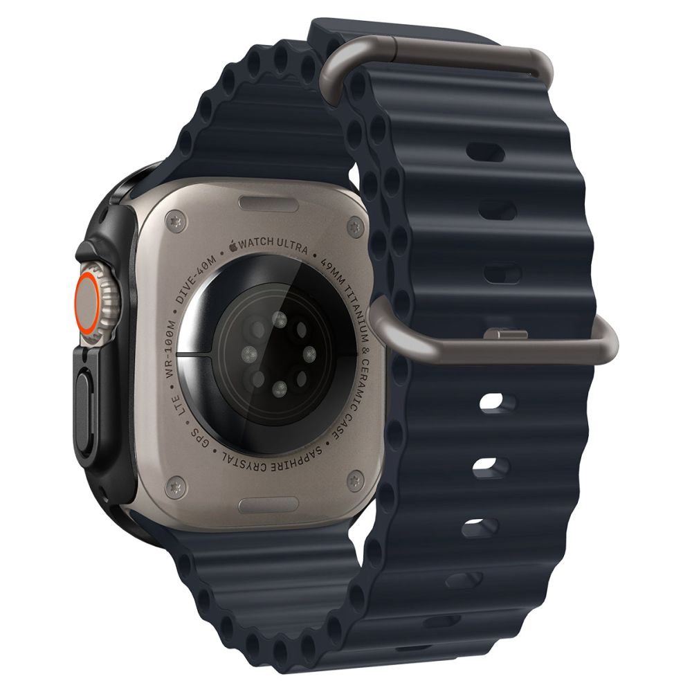 Uno smartwatch argentato con cinturino scuro, primo piano del retro.