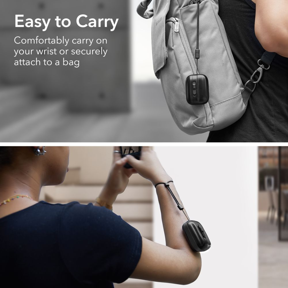 Un étui noir pend d'un sac gris et du bras d'une personne.