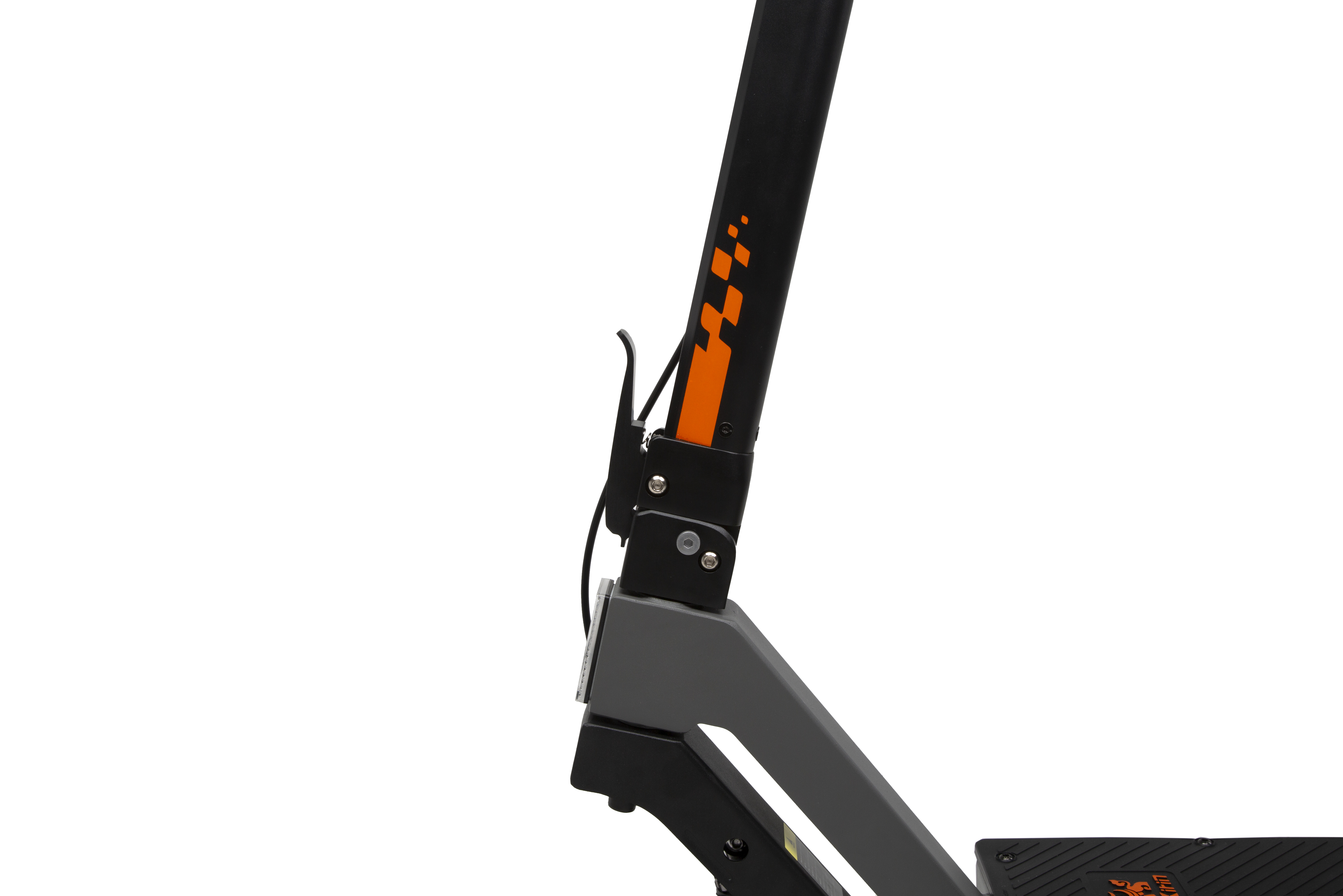 Nahaufnahme eines schwarzen E-Scooters mit orangefarbenen Akzenten.