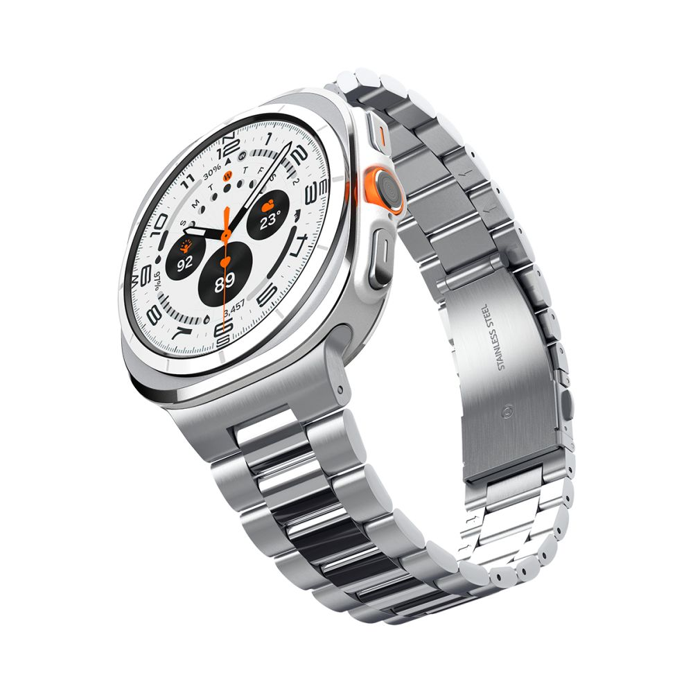 Uno smartwatch argentato con cinturino in metallo mostra ora, meteo e dati attività.