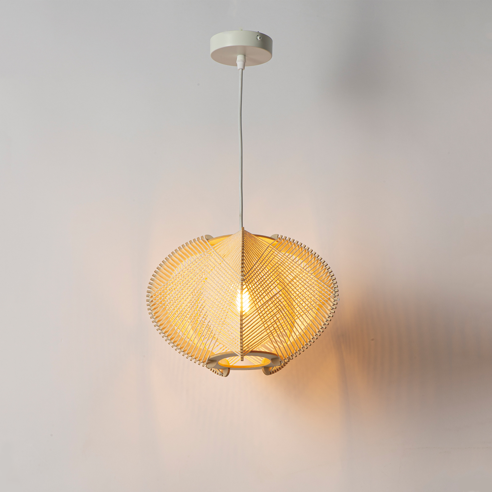 Lámpara colgante ovalada con pantalla tejida de material natural y bombilla.