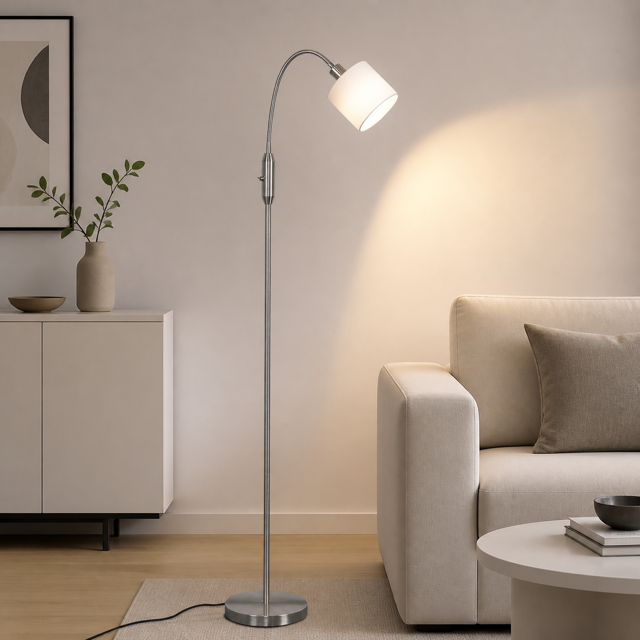 Un moderno lampione con braccio flessibile illumina un angolo soggiorno.