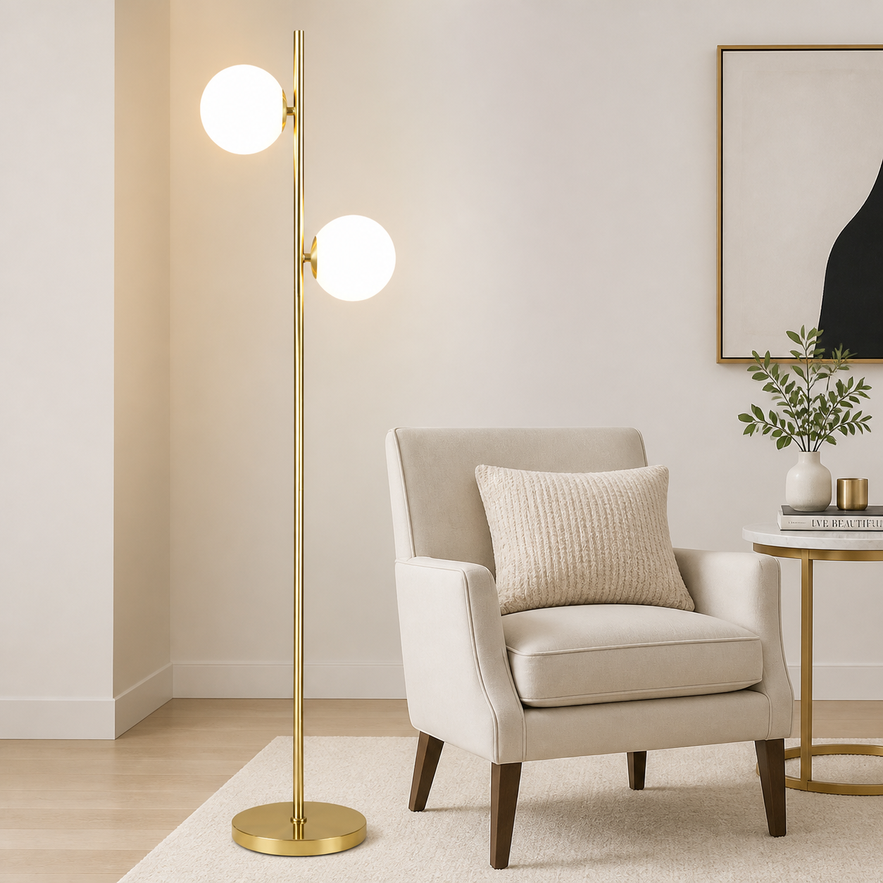 Lampada da terra dorata con due sfere accanto a una poltrona color crema.