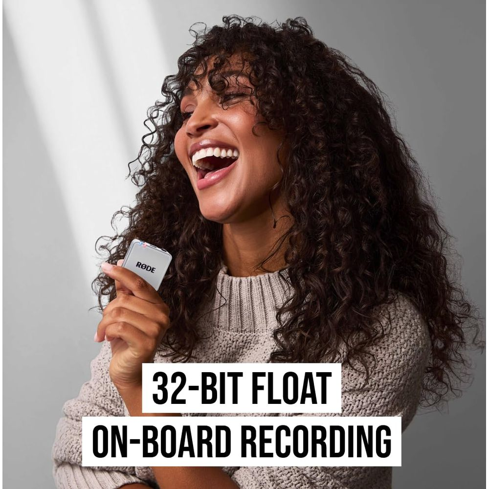 Kobieta z kręconymi włosami trzyma mikrofon, tekst: 32-BIT FLOAT ON-BOARD RECORDING.