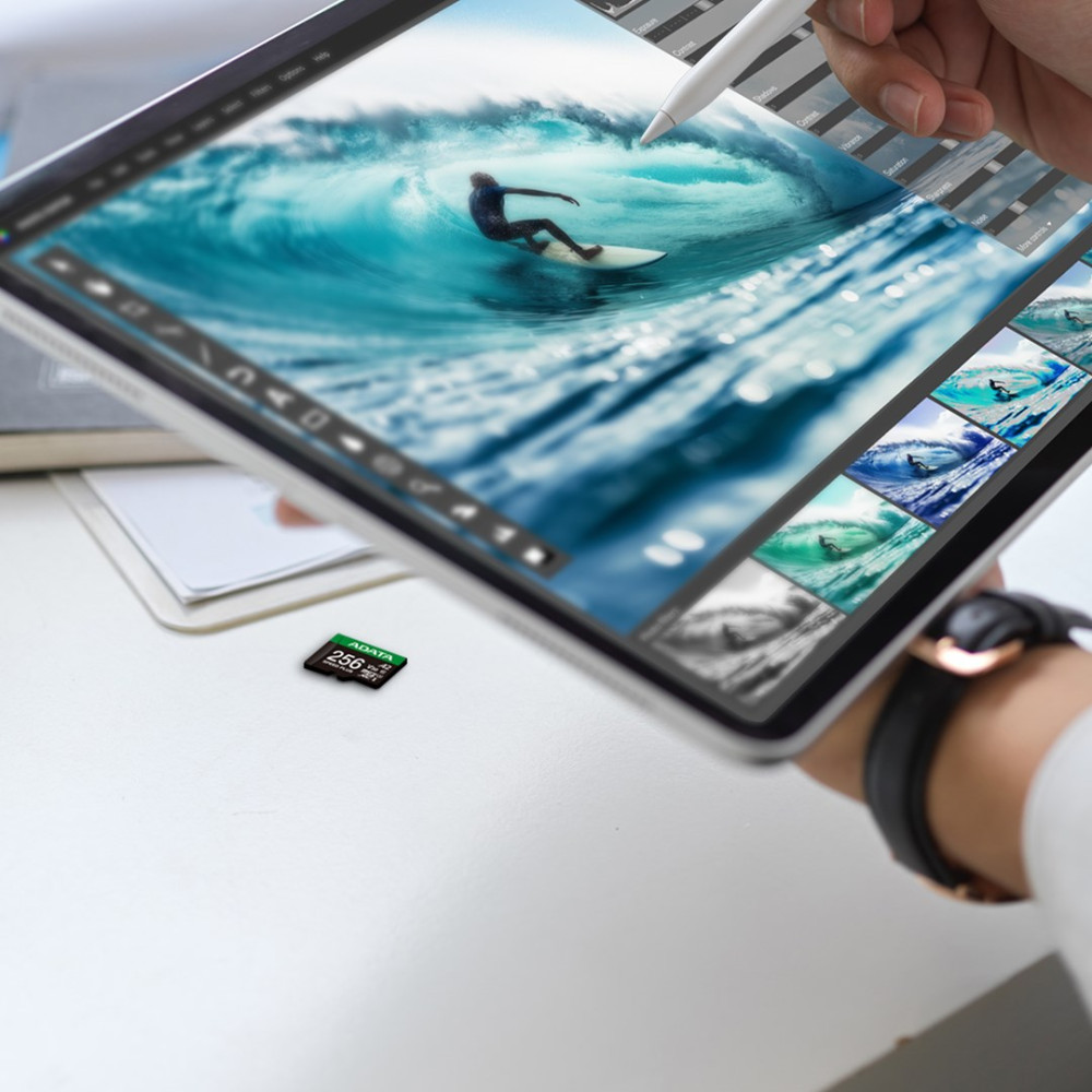 Tablet wyświetla surfera na fali, w pobliżu karta SD.