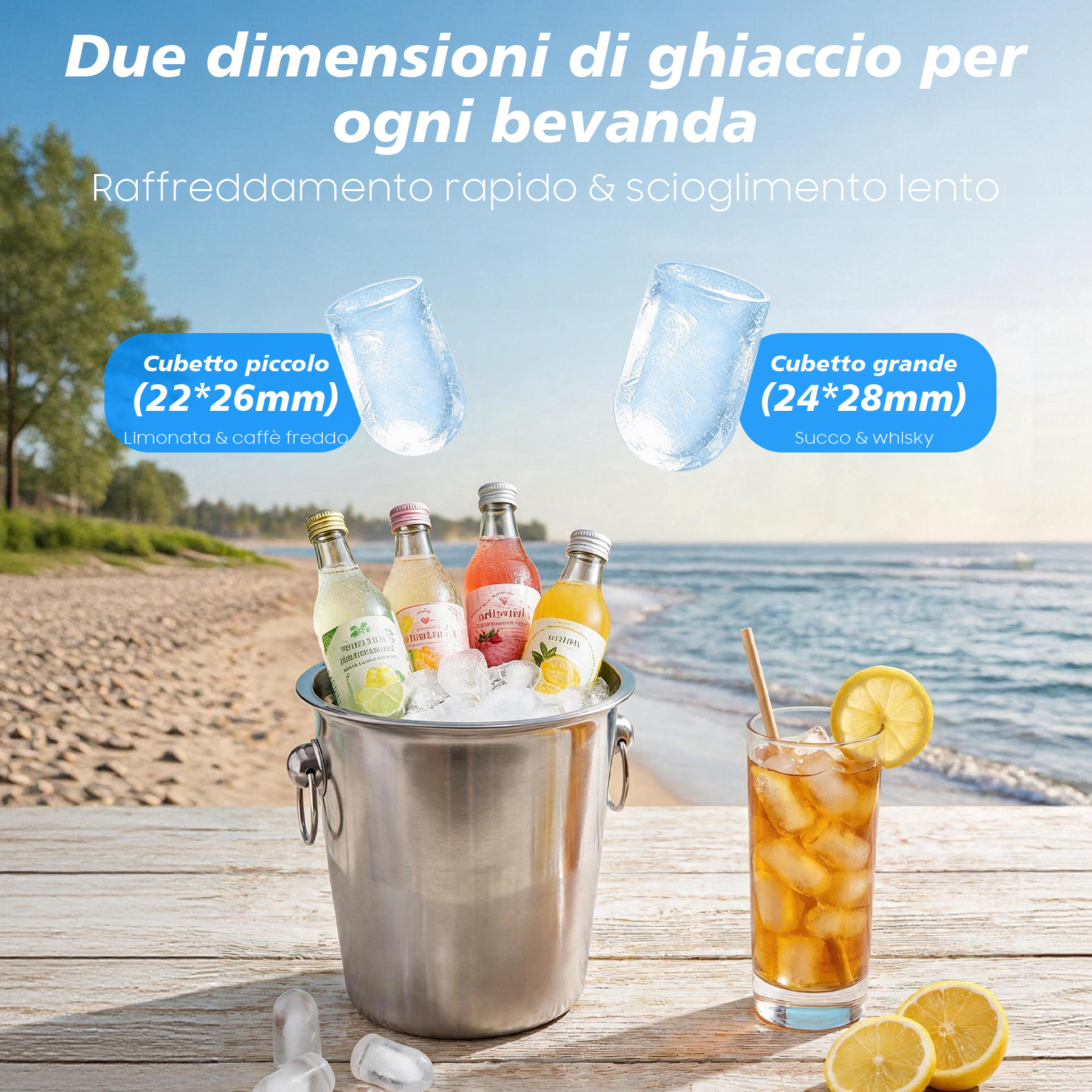 Secchiello di ghiaccio con bevande sulla spiaggia, accanto un bicchiere di tè freddo.