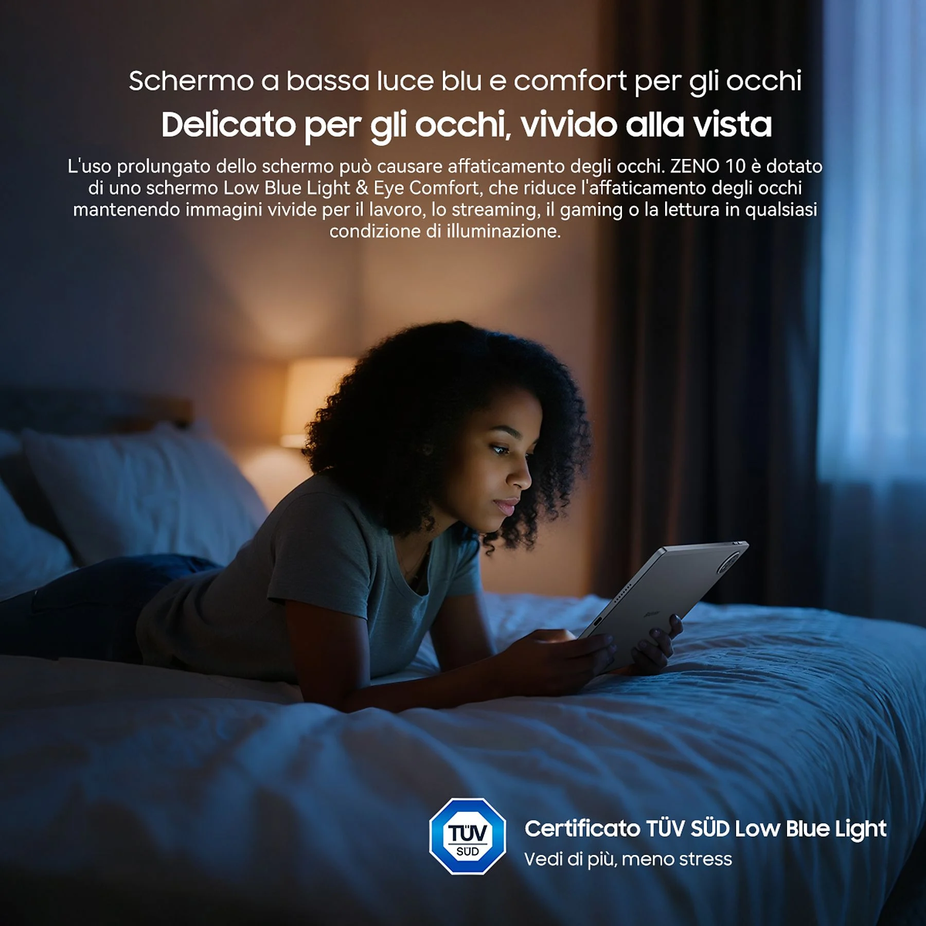 Una donna è a letto e usa un tablet. È buio.