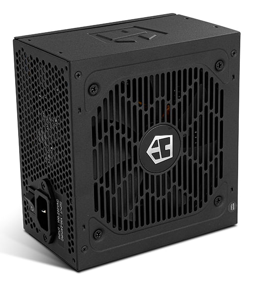 Un alimentatore nero con fessure di ventilazione e un logo.