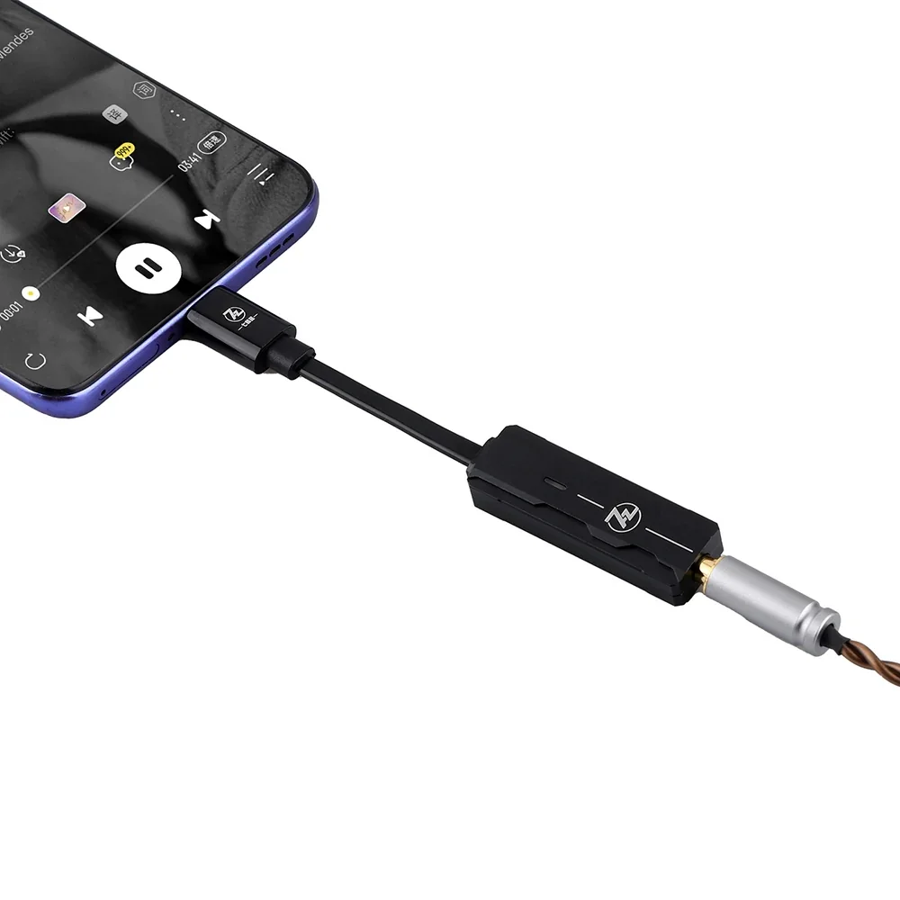 Siyah bir adaptör, müzik uygulaması olan bir akıllı telefonu kulaklığa bağlar.