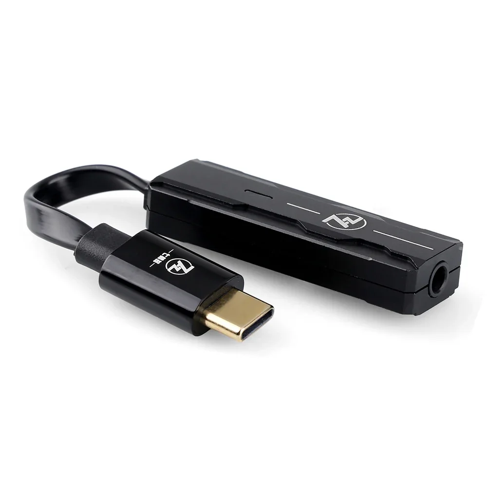 Beyaz arka plan üzerinde kablolu ve aux portlu siyah USB-C adaptörü.