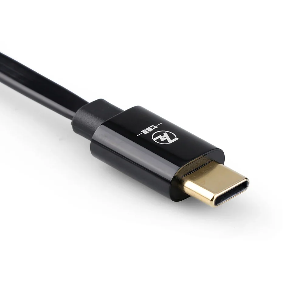 Beyaz arka plan üzerinde altın konnektörlü ve logolu siyah USB-C kablosu.