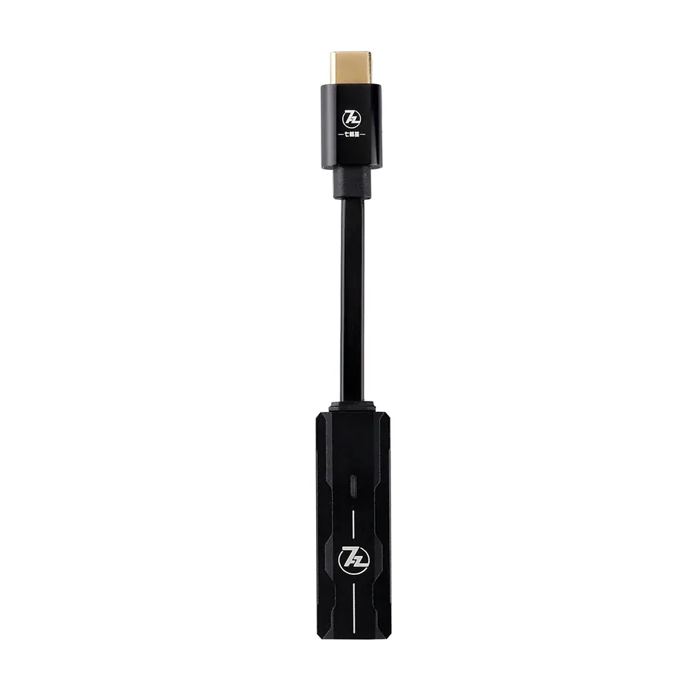 Altın konnektörlü ve siyah kablolu siyah USB-C adaptörü.