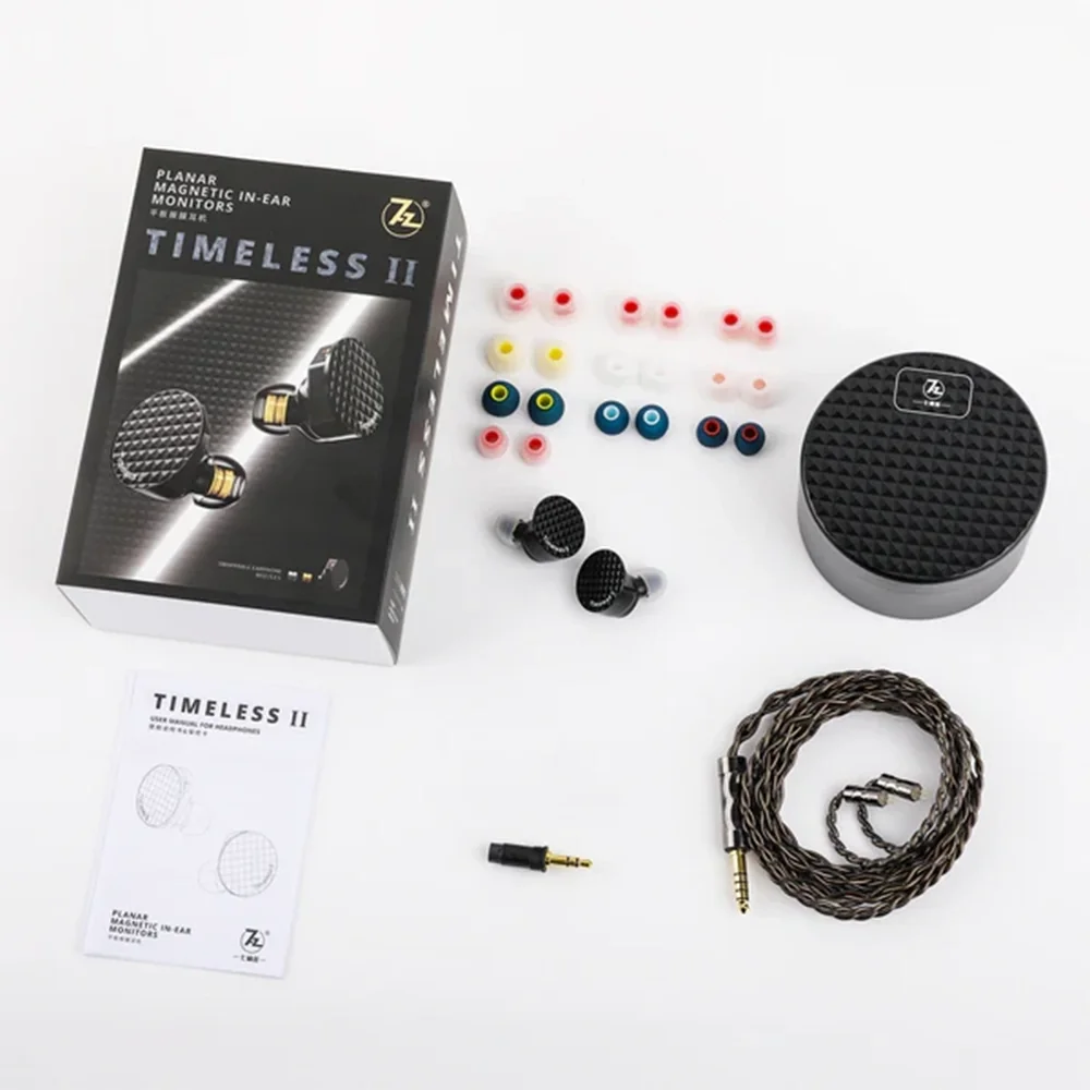 Timeless II kulak içi monitörler, aksesuarlar ve kullanım kılavuzu beyaz zeminde.