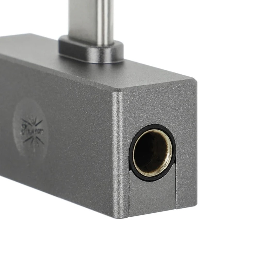 Logo ve 3,5 mm bağlantı noktasına sahip gri USB-C adaptörü.