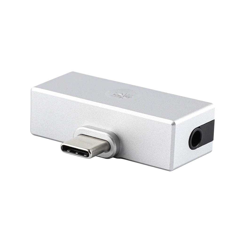 Kulaklık jaklı gümüş renkli USB-C adaptörü.