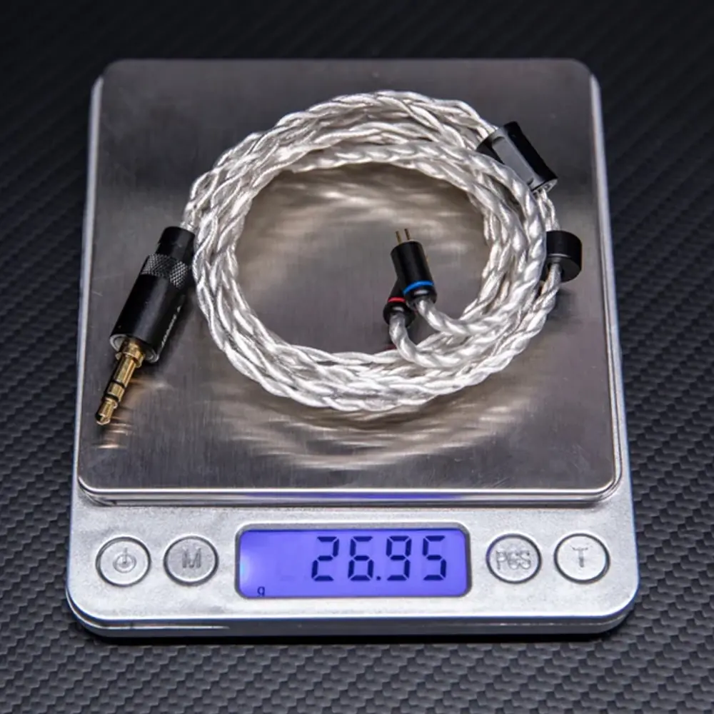 Gümüş renkli, 3,5 mm jaklı ses kablosu, 26,95 g gösteren dijital tartıda.