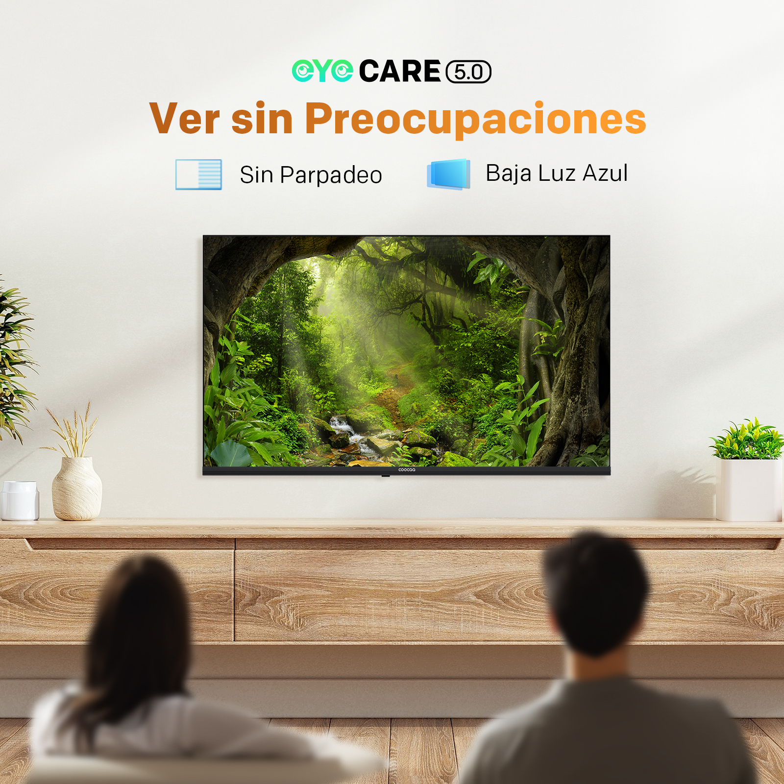Dos personas miran un televisor que muestra un bosque con rayos de sol.