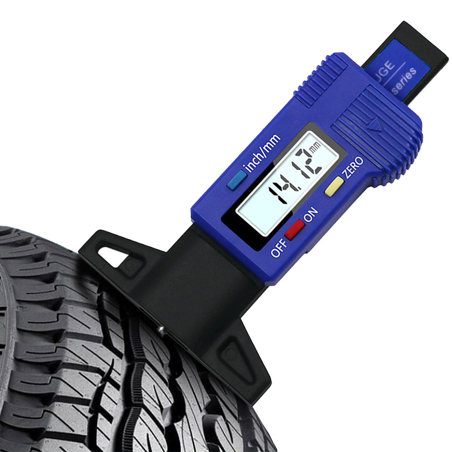Medidor de profundidad de neumático azul mide 14,12 mm en banda de rodadura negra.
