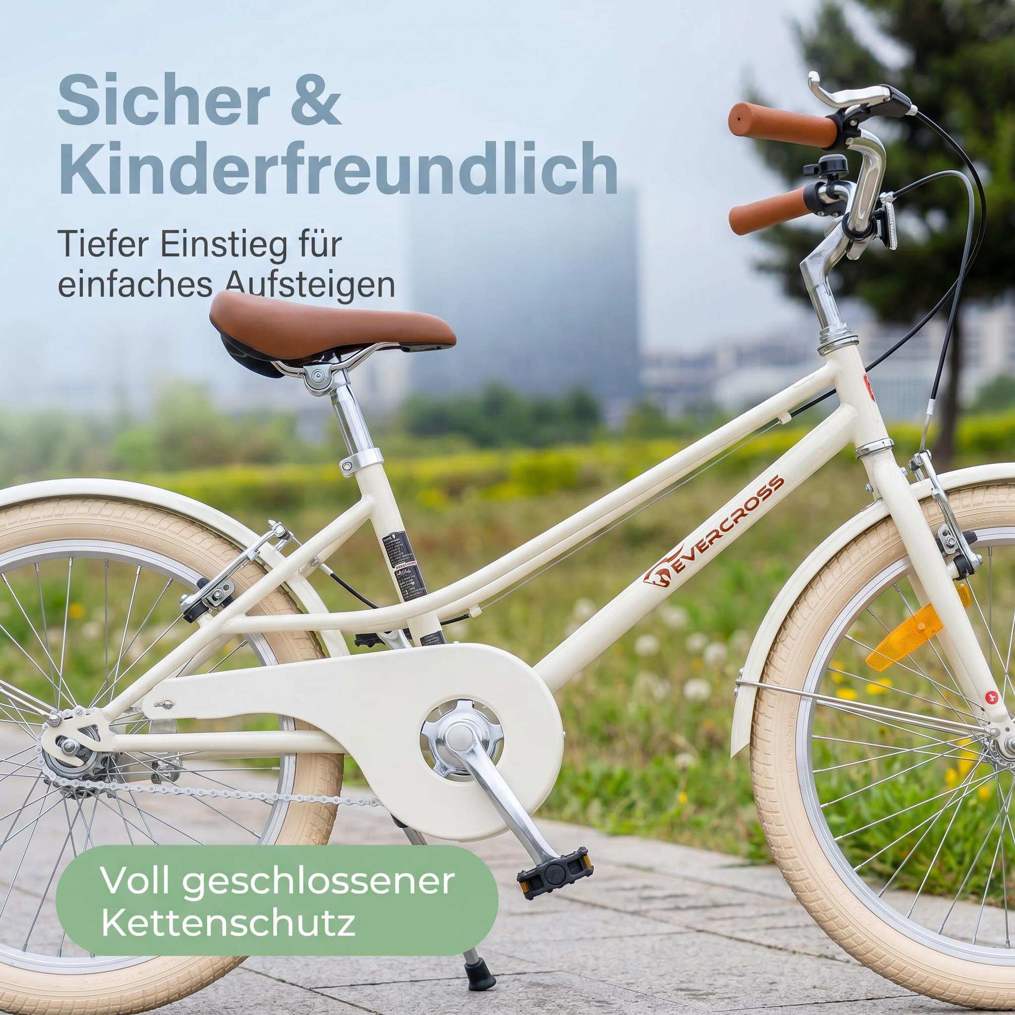 Ein cremefarbenes Fahrrad mit braunem Sattel und Griffen, steht draußen.