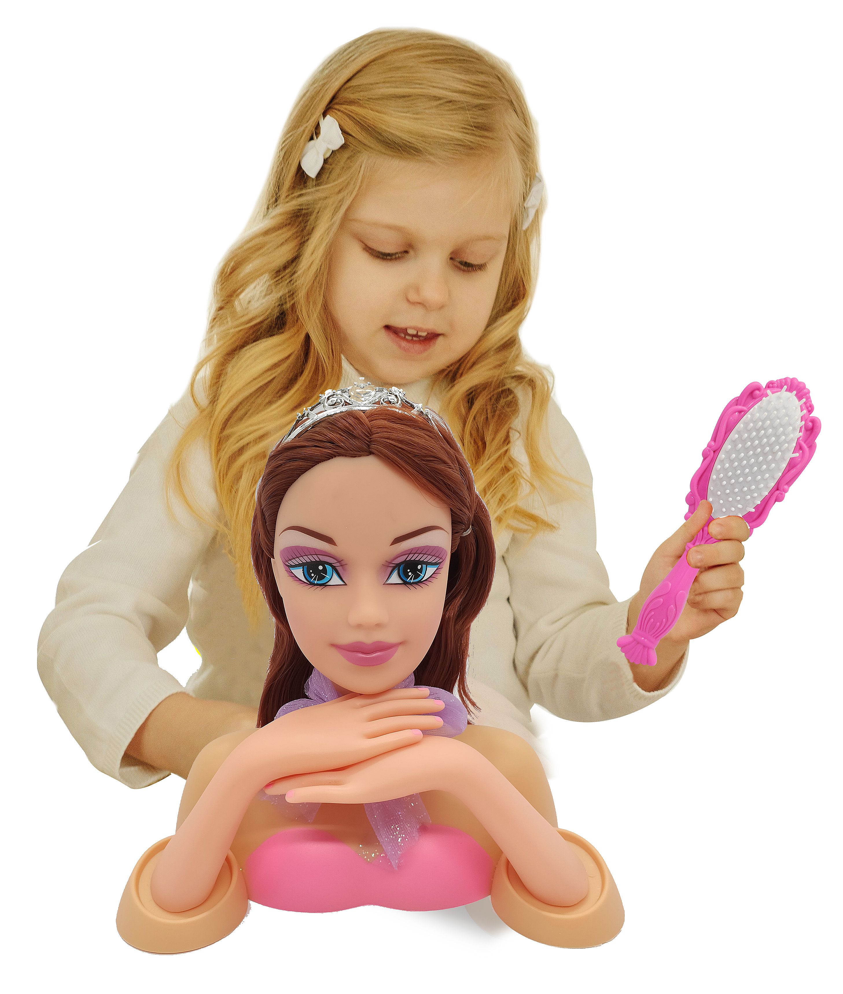 Ein kleines blondes Mädchen bürstet die Haare einer Puppe mit einer pinken Bürste.