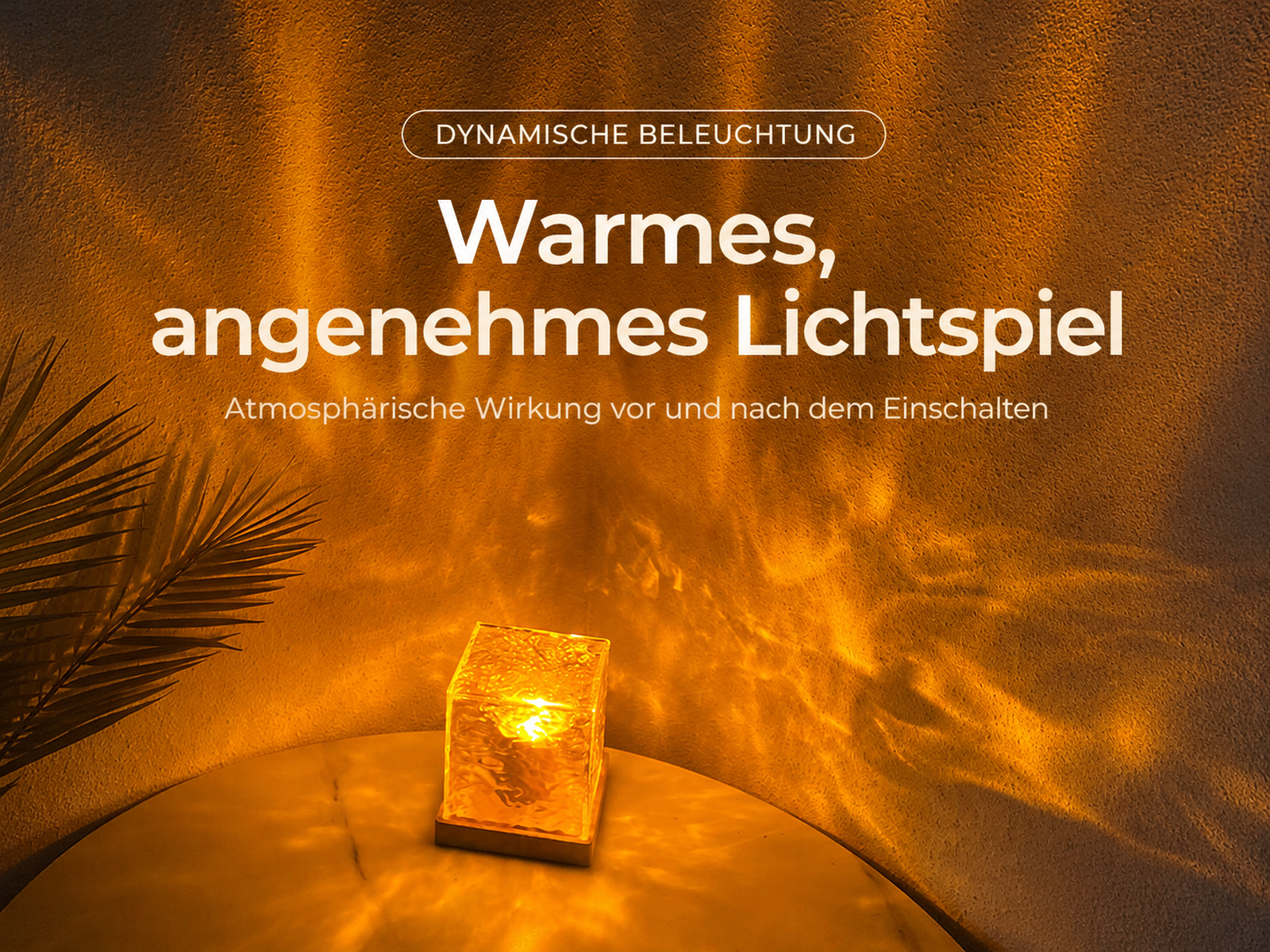 Ein Würfel mit warmem Licht steht auf einem Tisch. Lichter spiegeln sich an der Wand.