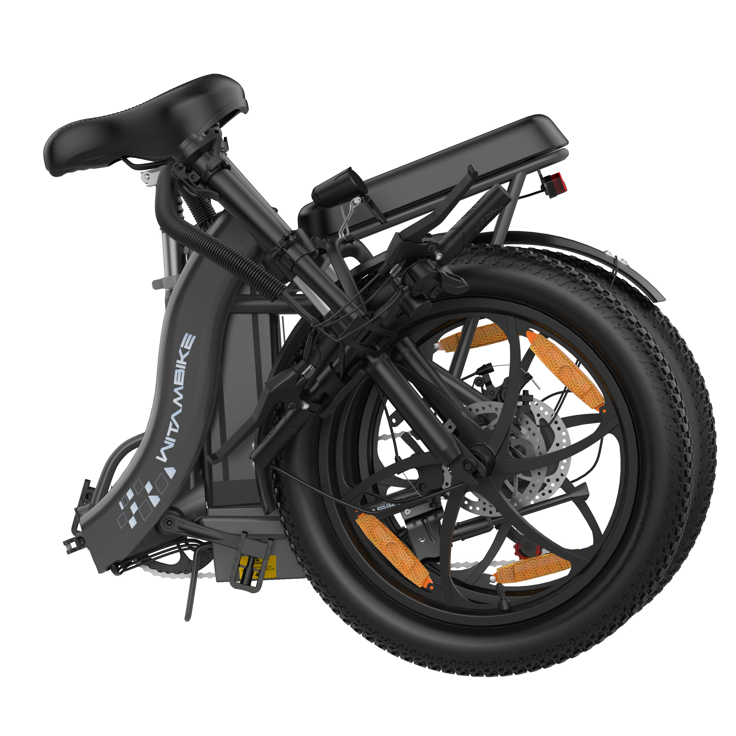 Una bicicletta elettrica nera piegata, con pneumatici larghi e catarifrangenti arancioni.