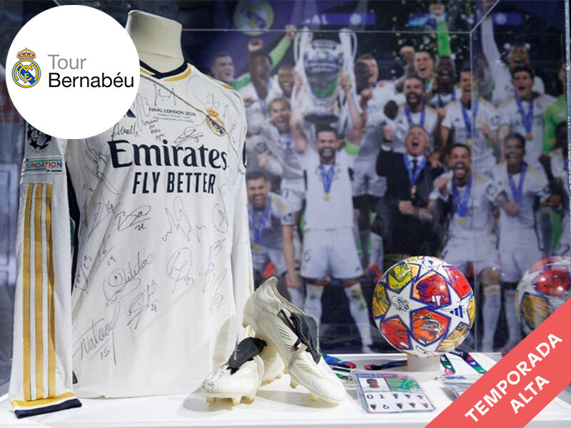 Camiseta de fútbol firmada, tacos, balón y foto del equipo.