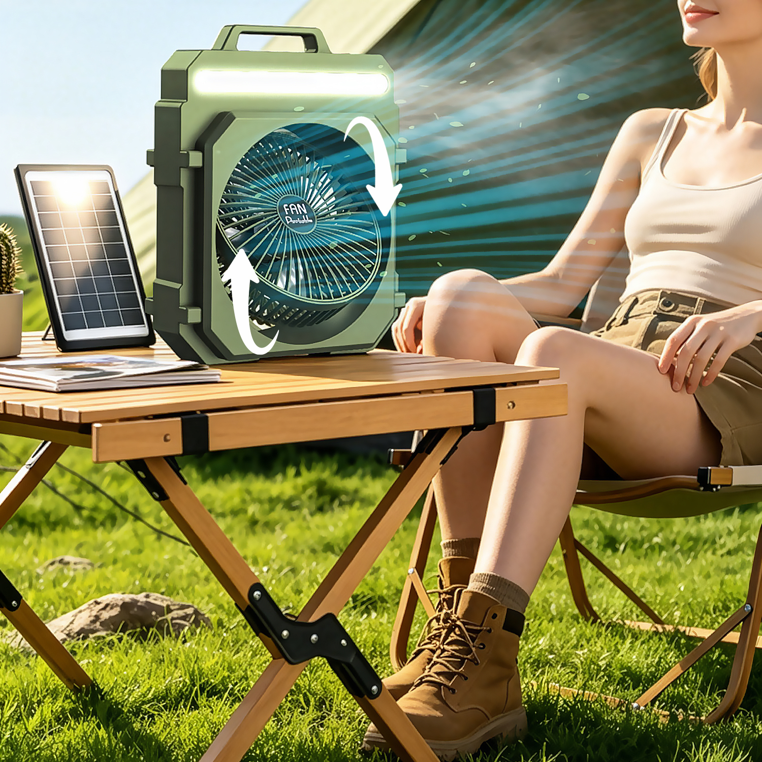 Un ventilador portátil con panel solar y luz sobre una mesa de camping, con una mujer al fondo.