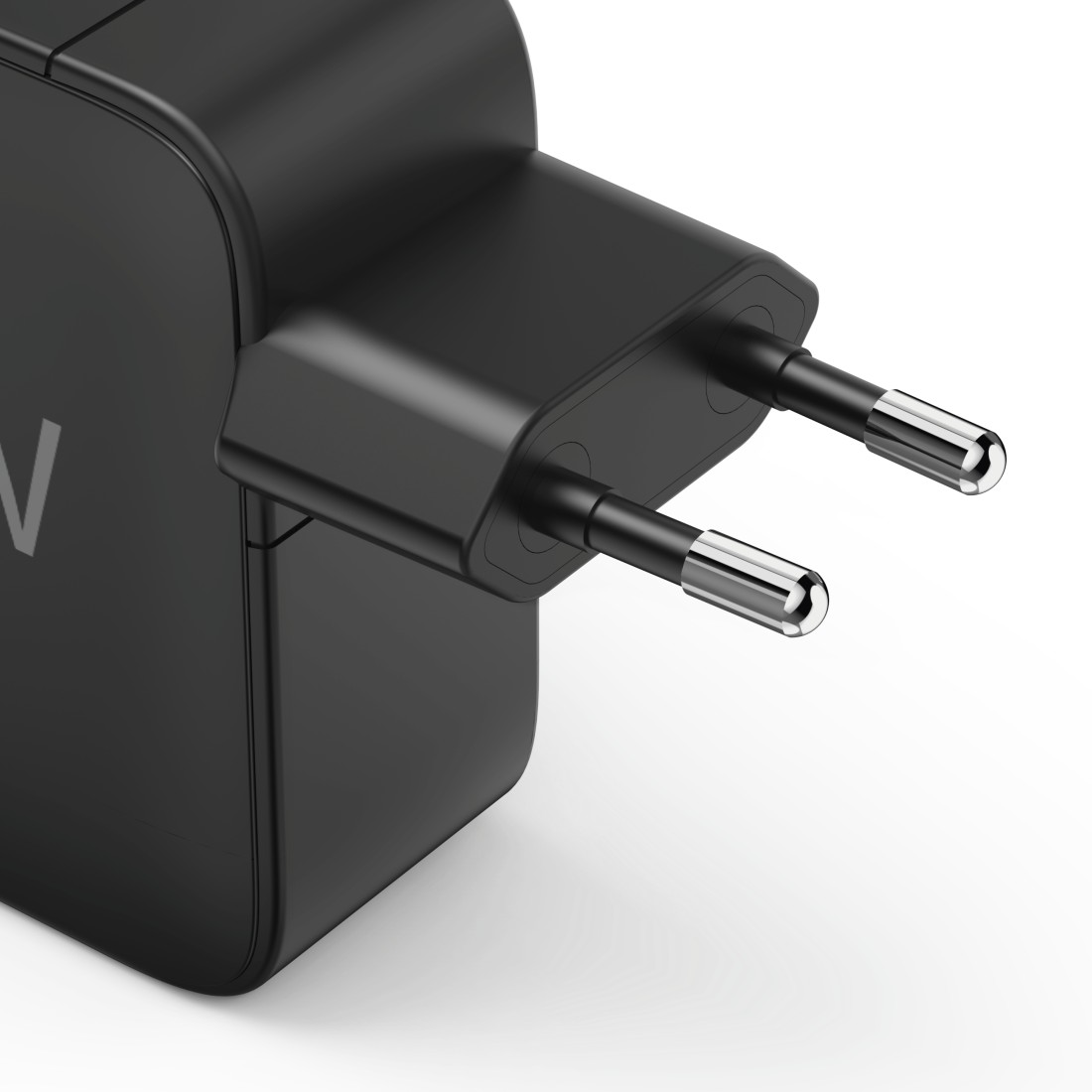 Ein schwarzer Steckeradapter mit zwei silbernen Stiften auf weißem Hintergrund.