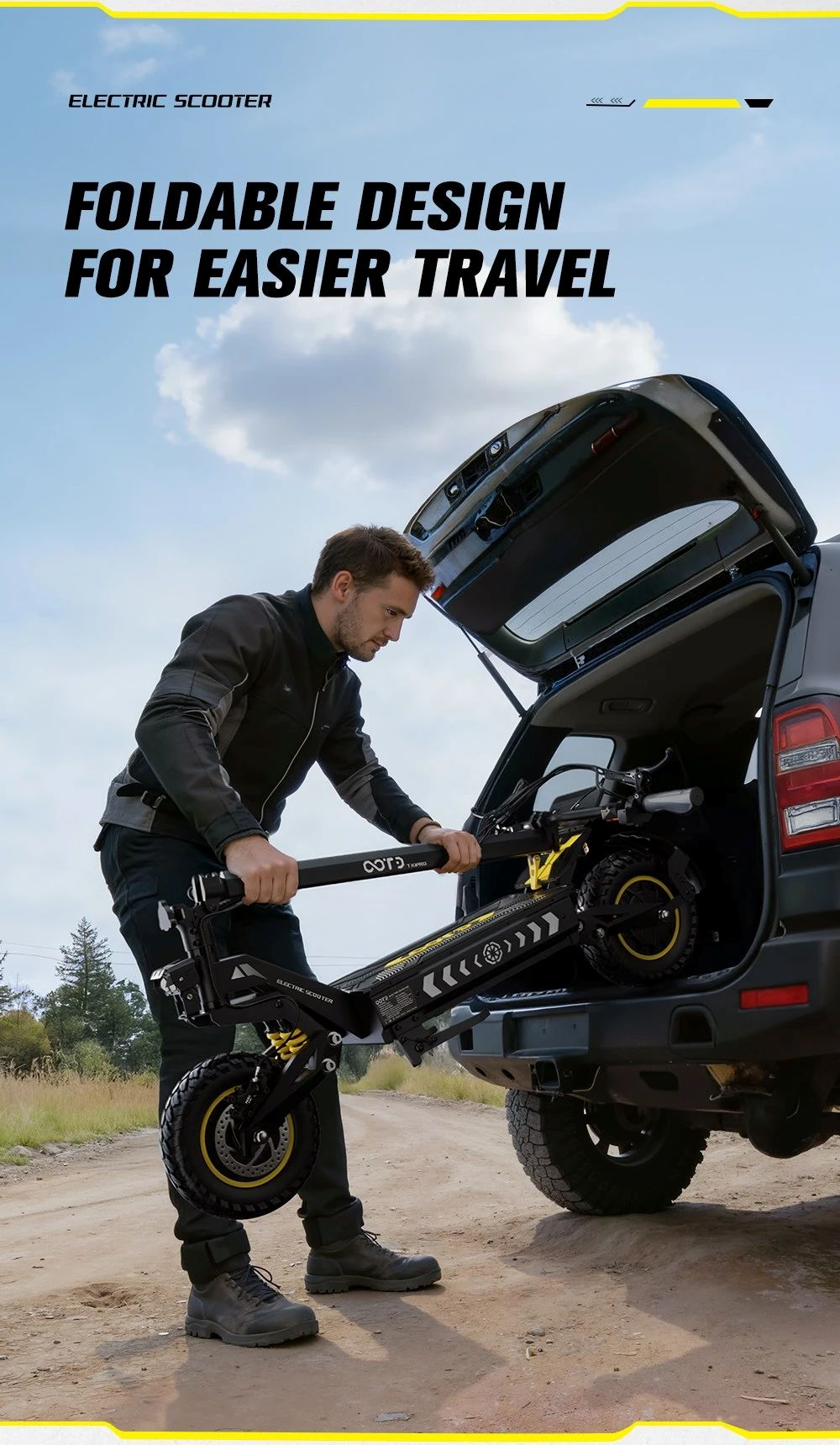 Uomo carica scooter elettrico pieghevole nel bagagliaio dell'auto.