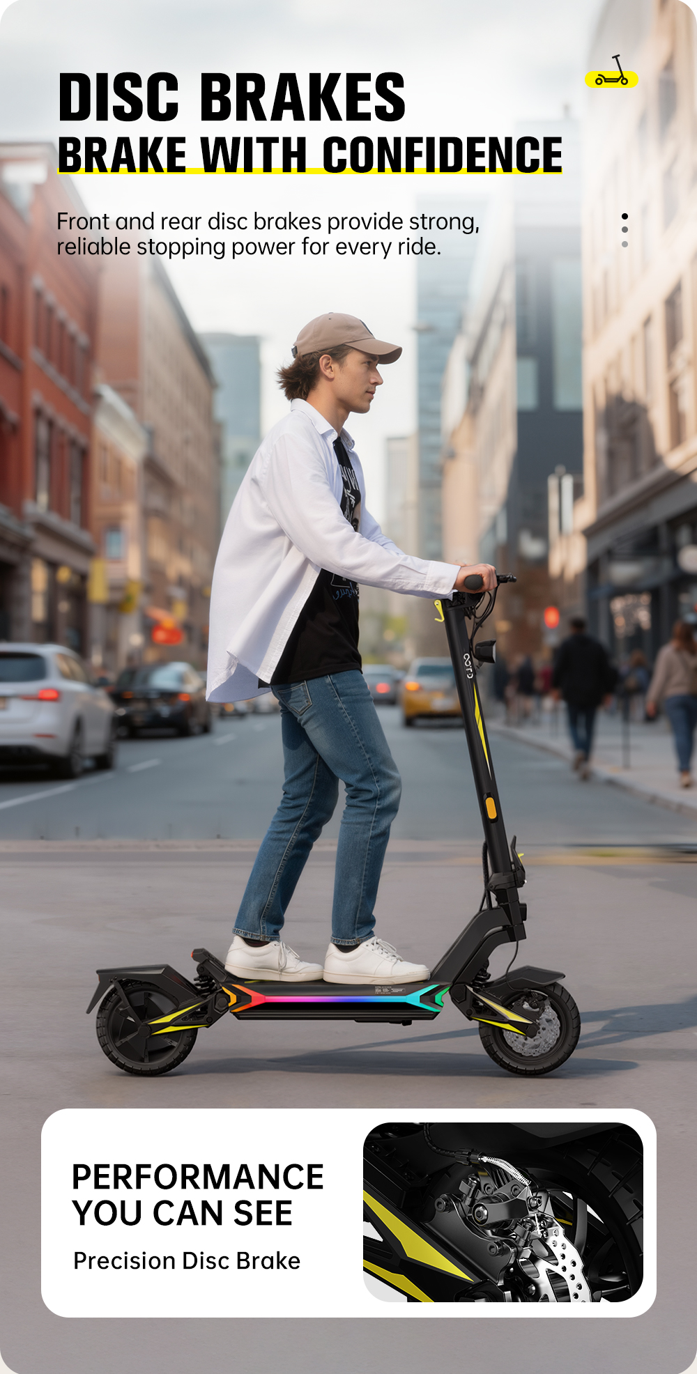 Un uomo guida un monopattino elettrico con freni a disco in città.