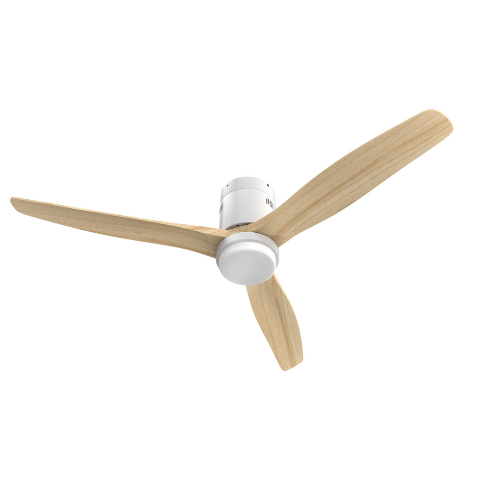 Ventilatore da soffitto con tre pale in legno e corpo bianco.