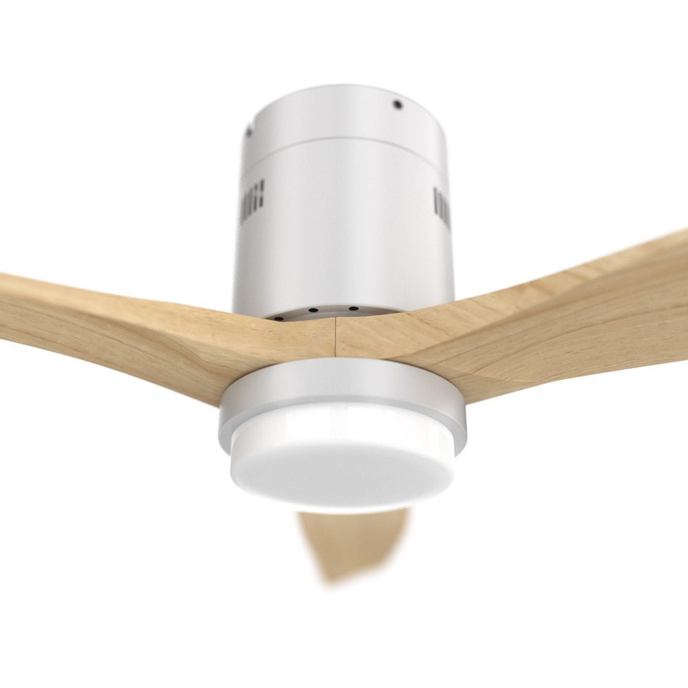 Un ventilatore da soffitto bianco con pale in legno e luce LED integrata.