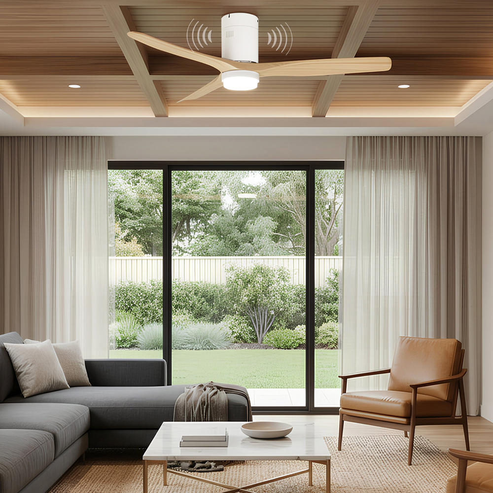 Un soggiorno moderno con ventilatore a soffitto, divano, poltrona e vista sul giardino.