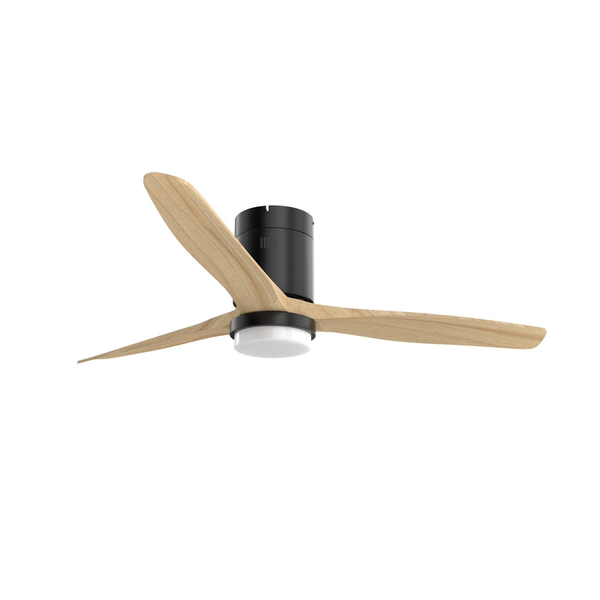 Un ventilador de techo moderno con tres aspas de madera y carcasa negra.