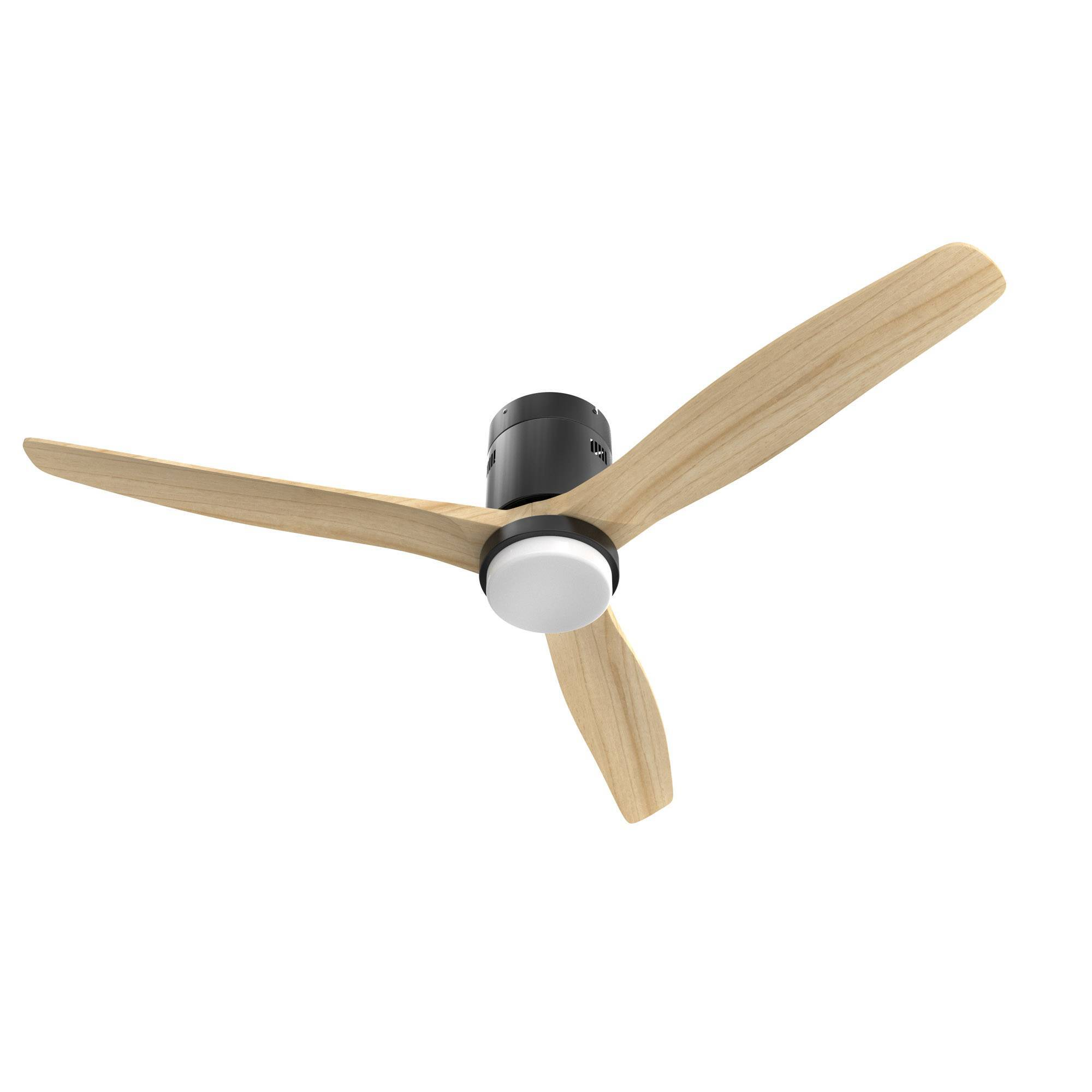 Un ventilador de techo moderno con tres aspas de madera y carcasa negra.