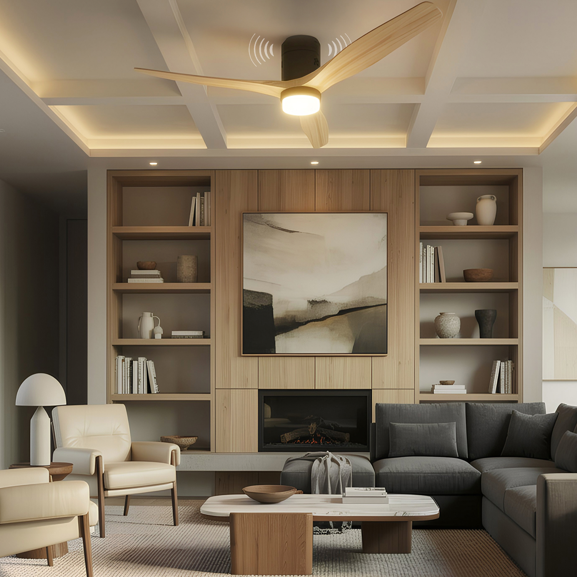 Sala de estar moderna con paneles de madera, chimenea, sofá, sillones, mesa de centro y ventilador de techo.