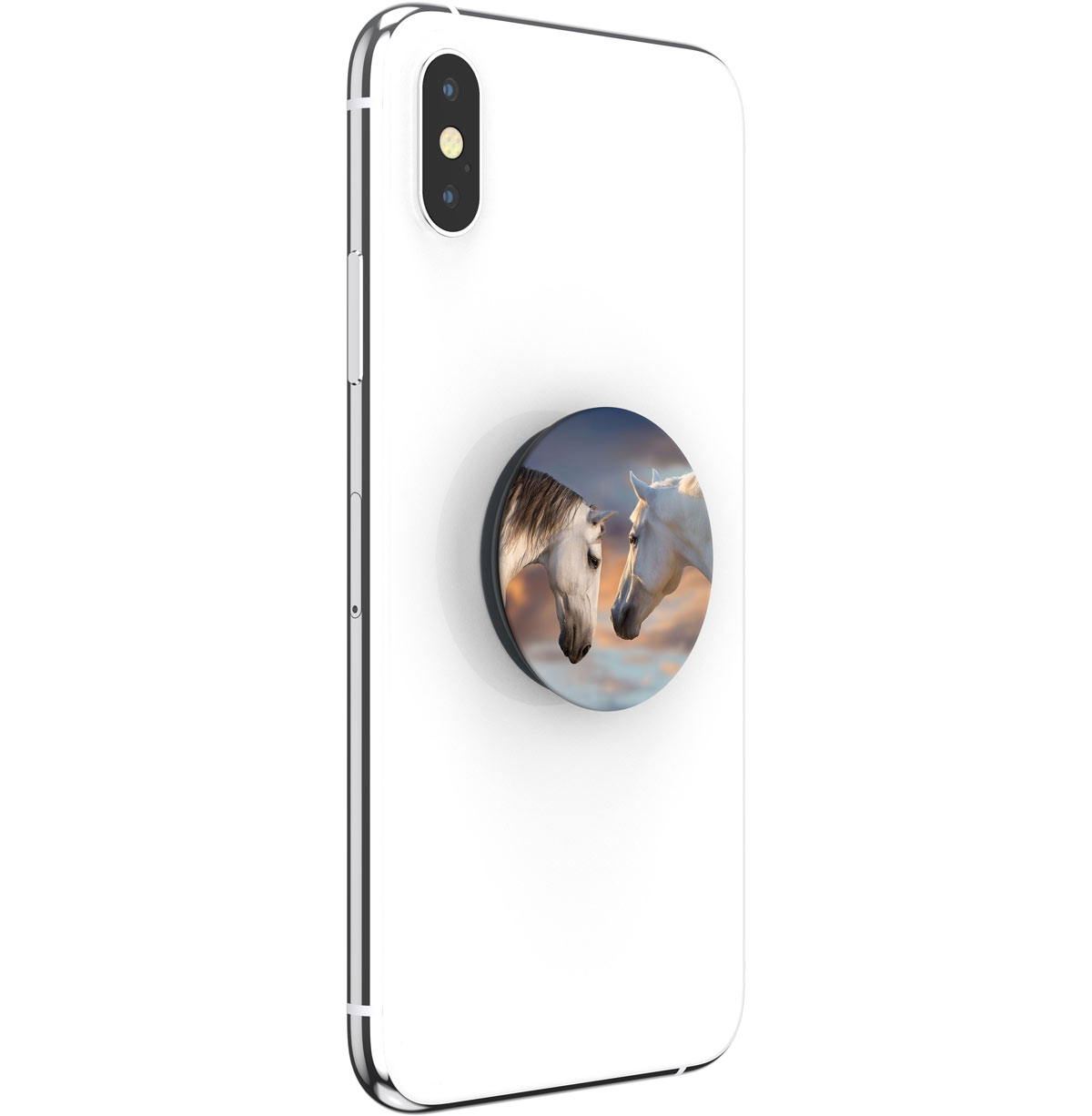 Zwei weiße Pferde auf einem Handy-Griff gegen einen dramatischen Himmel.