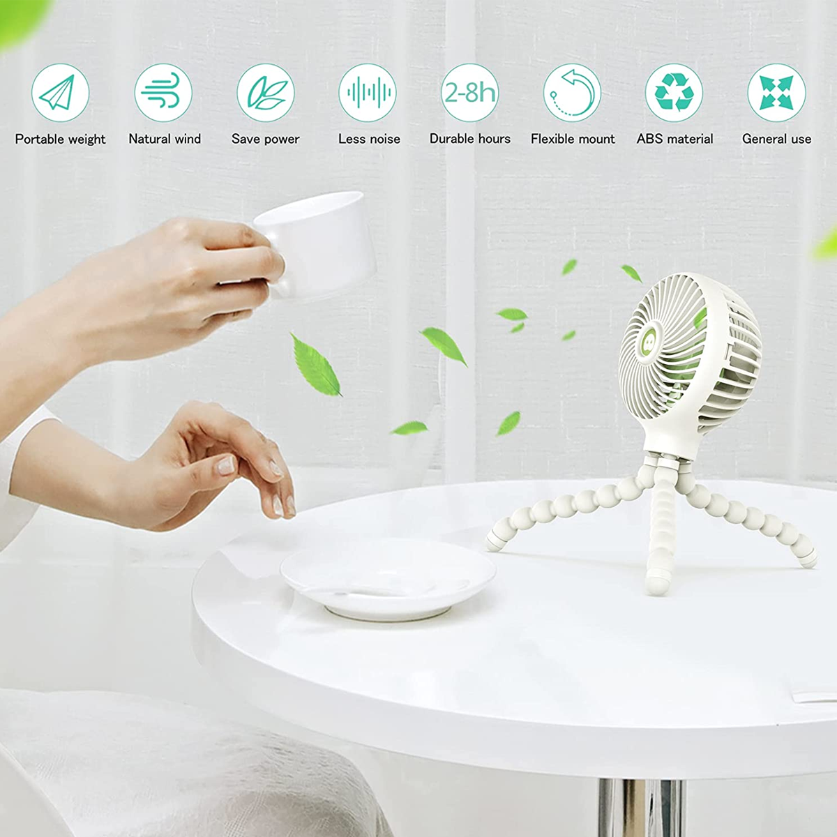 Ein weißer Ventilator mit flexiblem Stativ steht auf einem weißen Tisch. Grüne Blätter schweben.