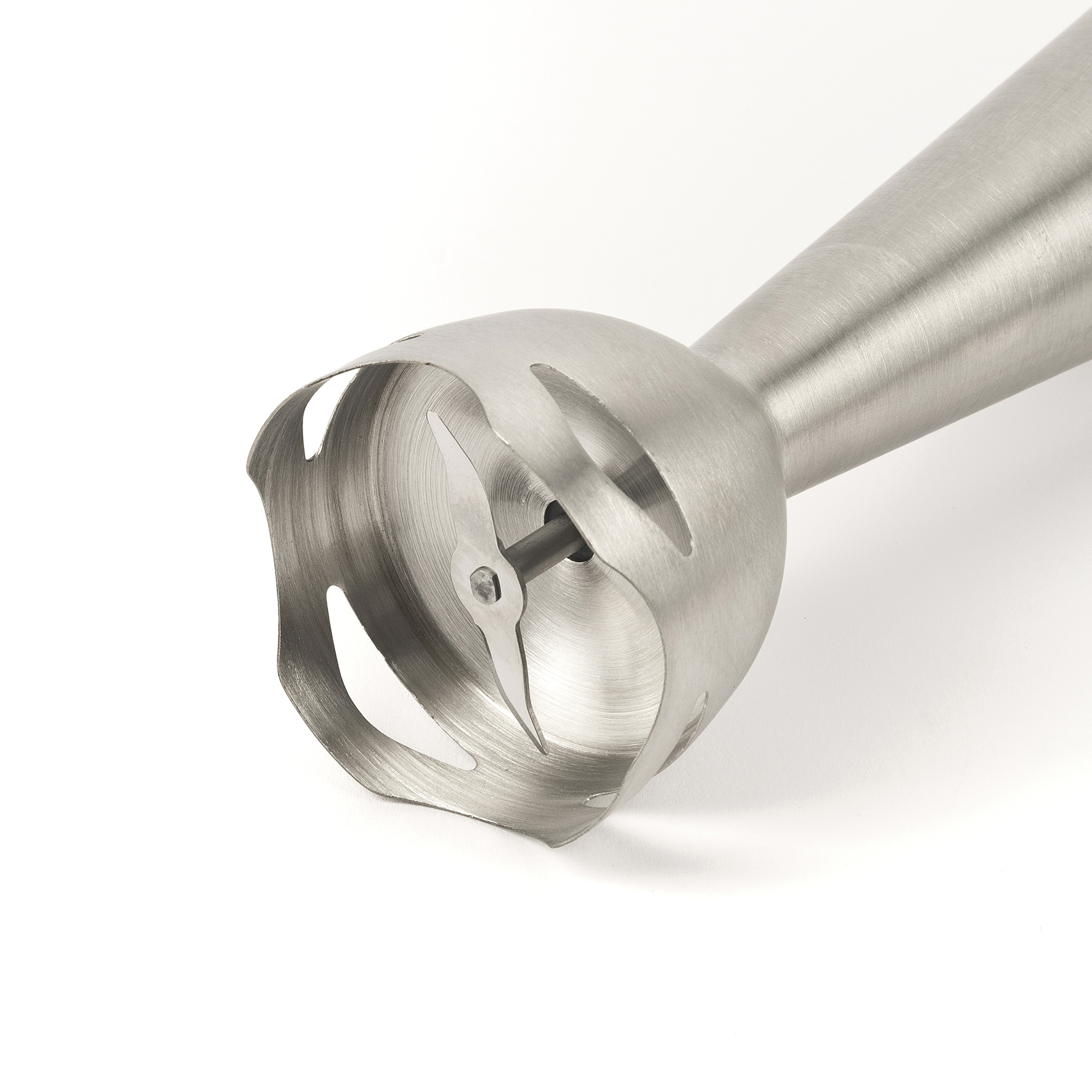 Nahaufnahme des Metallkopfes eines Stabmixers mit Klingen.