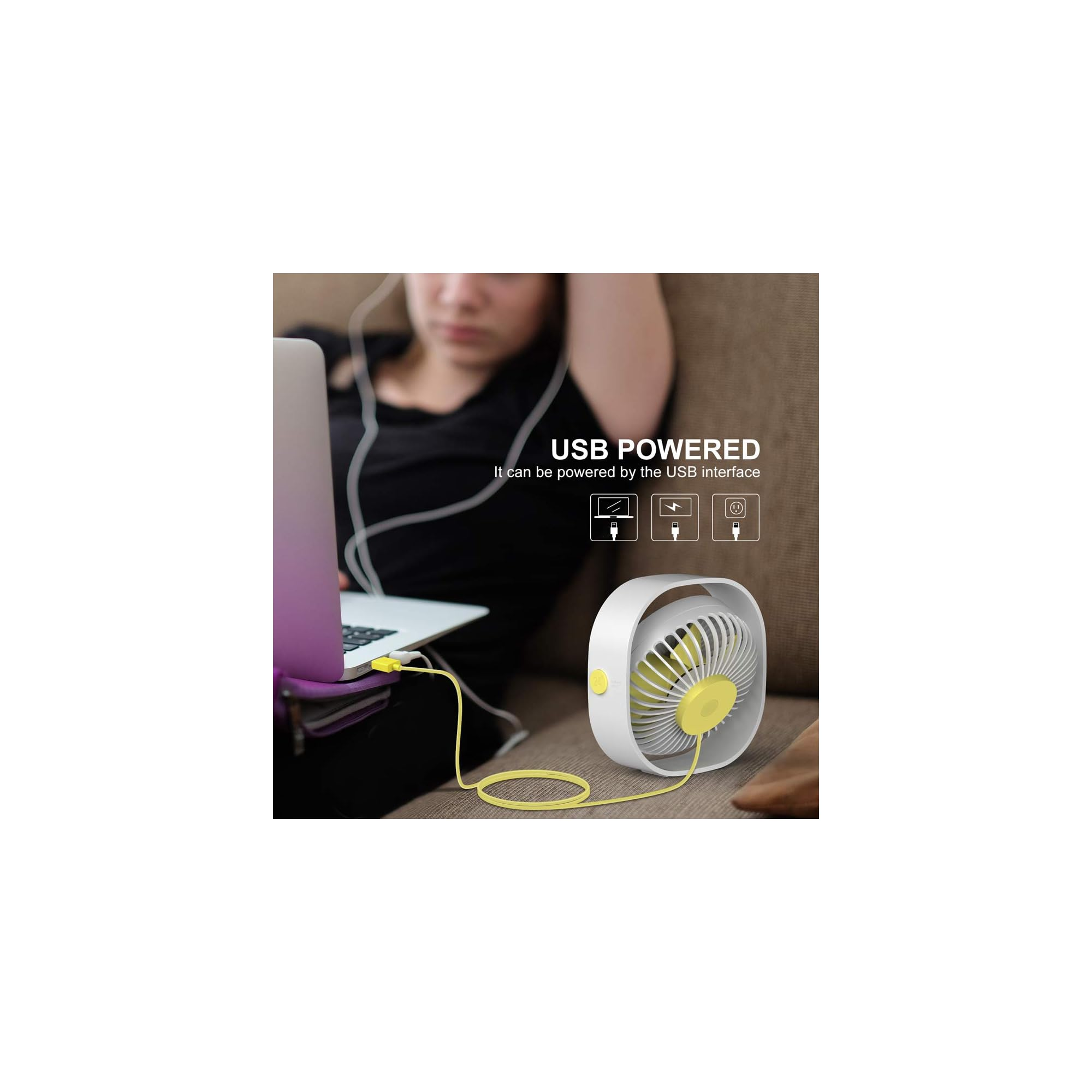 Eine Person hört Musik, während ein weißer USB-Ventilator mit gelbem Detail darauf zeigt.
